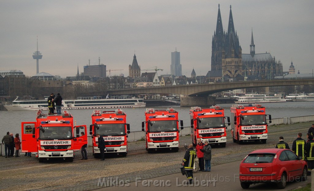 Neue LF`s fuer Koeln Uebergabe in Koeln Deutz an den Wachen  P098.JPG